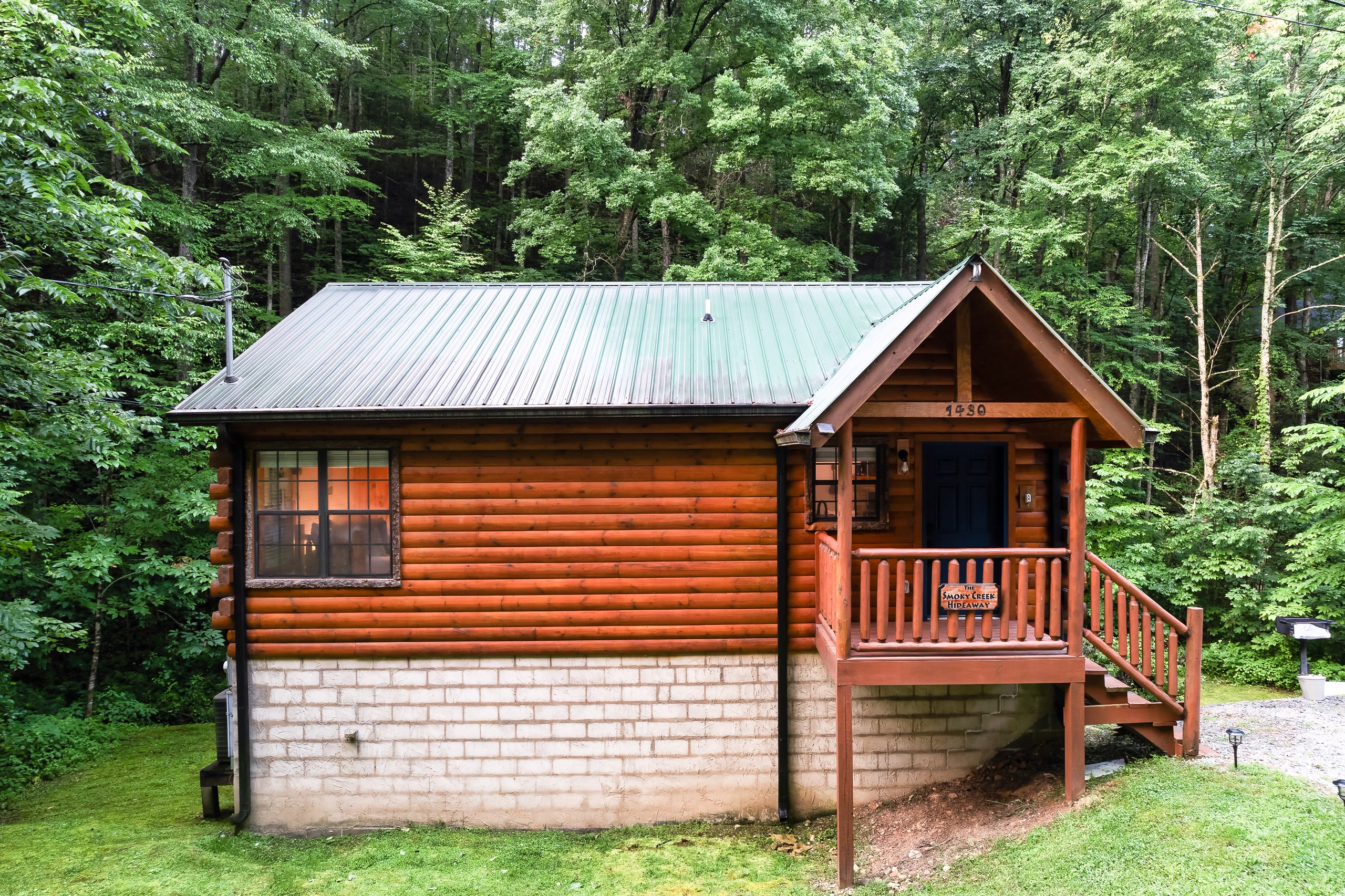 Front view of Smoky Creek Hideaway log cabin in Tennessee Smoky Mountains